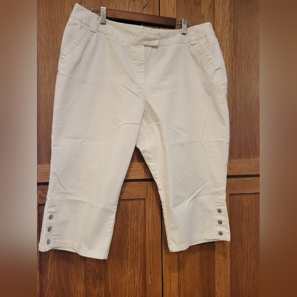 Apostrophe White 18P Capris - Picture 1 of 10
